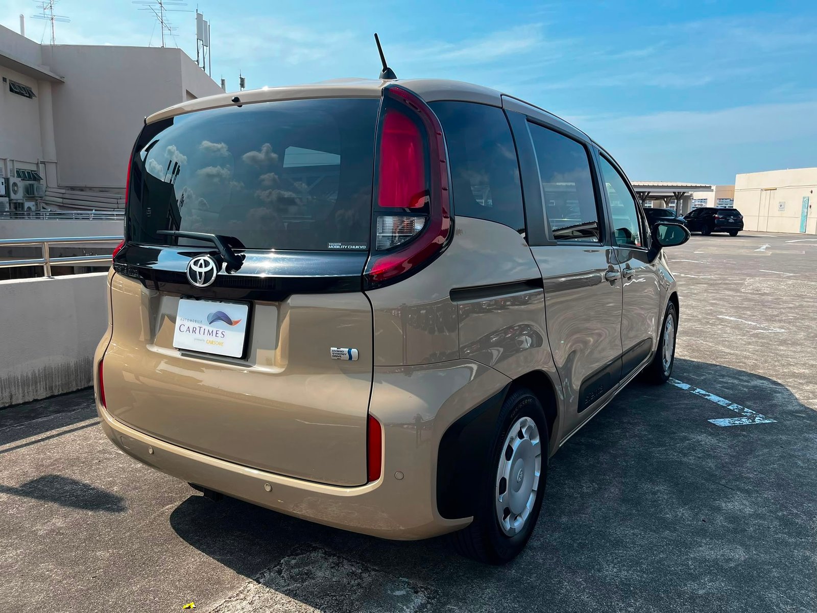 Toyota Sienta Hybrid 1.5X photo 2